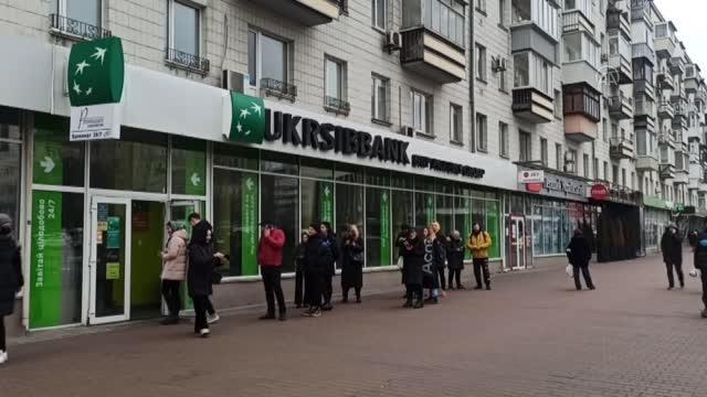 Ukrayna'nın başkentinde market ve banka önlerinde uzun kuyruklar