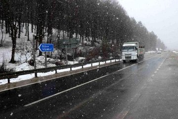 Bolu Dağı'nda yoğun kar yağışı etkili oluyor