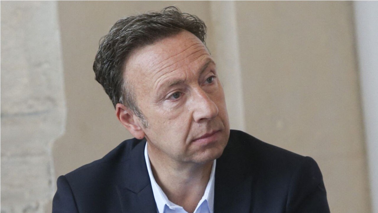 GALA VIDEO - Stéphane Bern réconforté par son compagnon Yori après la mort de son père : “Je suis là à tes côtés, mon amour”