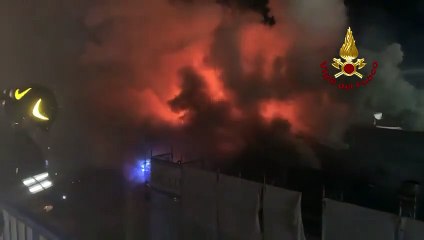Chieti, in fiamme il tetto di un palazzo (05.01.22)