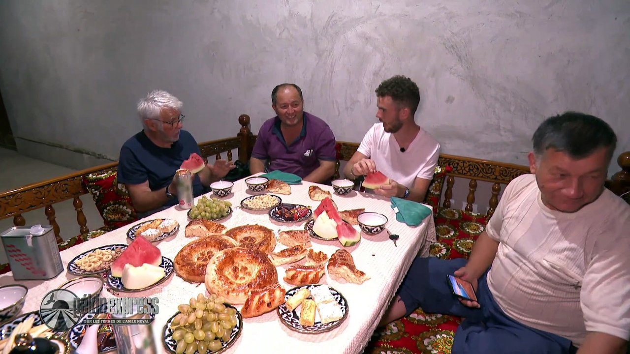 Pékin Express : Axel abuse de l'alcool local et se fait reprendre par son grand-père !