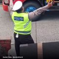 Video Viral! Nikmati Musik Dangdut, Polisi Lalu Lintas Ini Asyik Berjoget