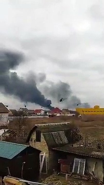 Helicópteros russos atacam Gostomel/Hostomel, cidade no Oblast de Kiev, na Ucrânia, subúrbio ao noroeste da capital Kiev