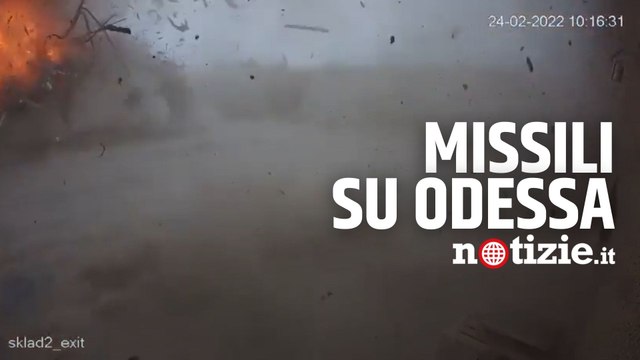 Guerra Russia Ucraina, missili su Odessa: il momento dell'impatto del razzo nel porto della città