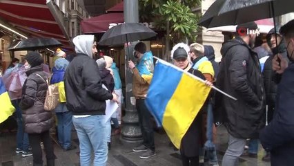 İstanbul'da Rusya Başkonsolosluğu önünde Ukrayna protestosu... Ukraynalılar "Savaşa hayır" dedi