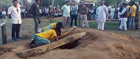 बोरवेल के गड्ढे में गिरा चार वर्षीय मासूम, रेस्क्यू ऑपरेशन जारी
