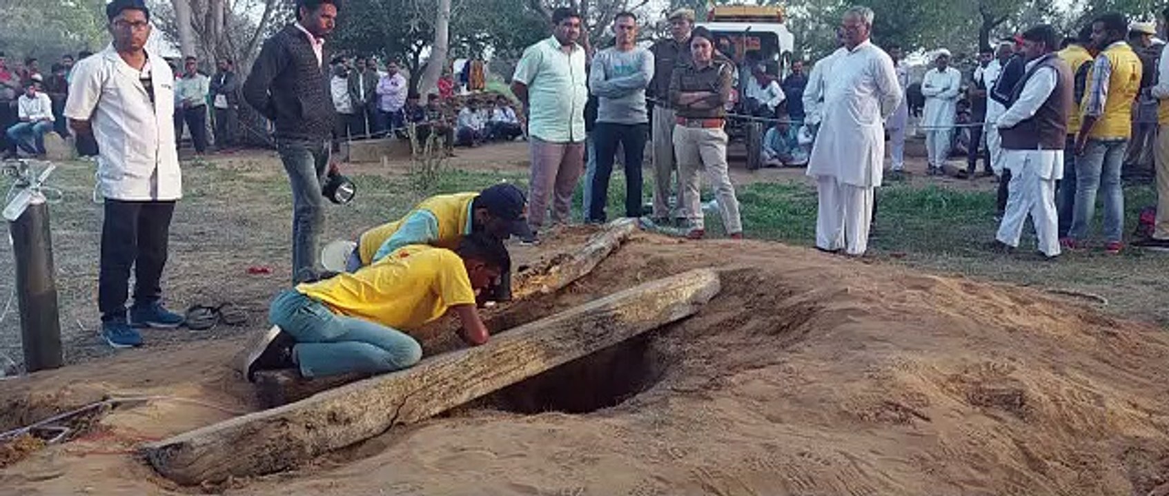 बोरवेल के गड्ढे में गिरा चार वर्षीय मासूम, रेस्...
