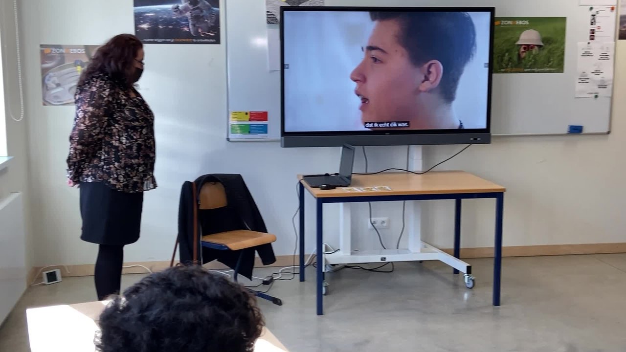 Harcèlement scolaire : un étudiant fond en larmes devant la Reine Mathilde