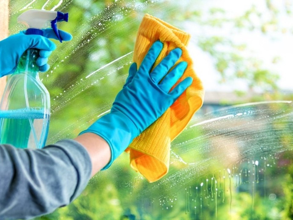Fenster putzen: So werden die Scheiben streifenfrei