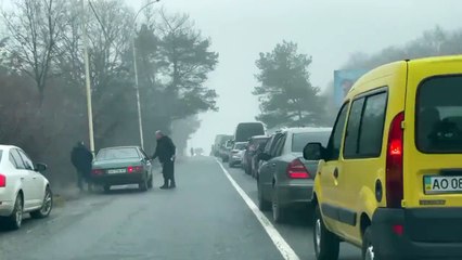 Cientos de coches colapsan la frontera entre Ucrania y Eslovaquia