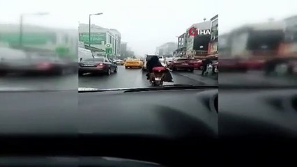 Motosiklet üzerinde tehlikeli yolculuk kameraya yansıdı