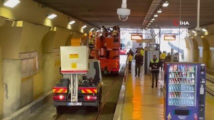 Topkapı'da tramvay yoluna giren çekici, seyir telini kopardı; seferler durdu