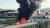 L'incendio sulla A1 tra Firenze Sud e Scandicci: i mezzi a fuoco dopo lo scontro
