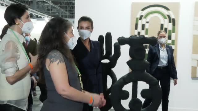 La reina inaugura ARCO sin el rey que se ausenta por el ataque ruso a Ucrania