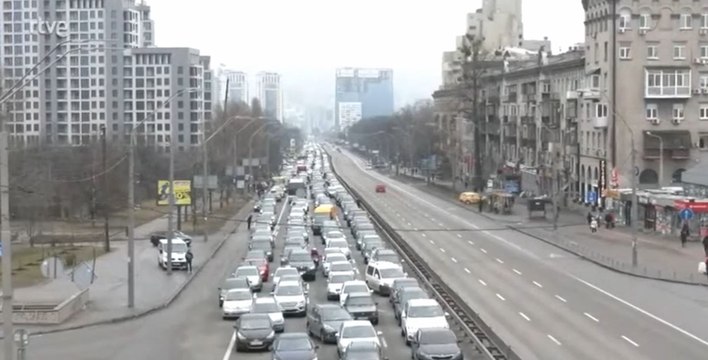 Ataque ruso a Ucrania: cientos de familias buscan escapar de los bombardeos hacia el oeste