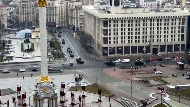 Las fuerzas rusas entran en la región de Kiev y atacan un aeropuerto militar clave