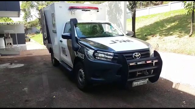 Corpo de Eliane Aparecida dos Santos, vítima de disparos de arma de fogo no Santa Cruz, é levado ao IML