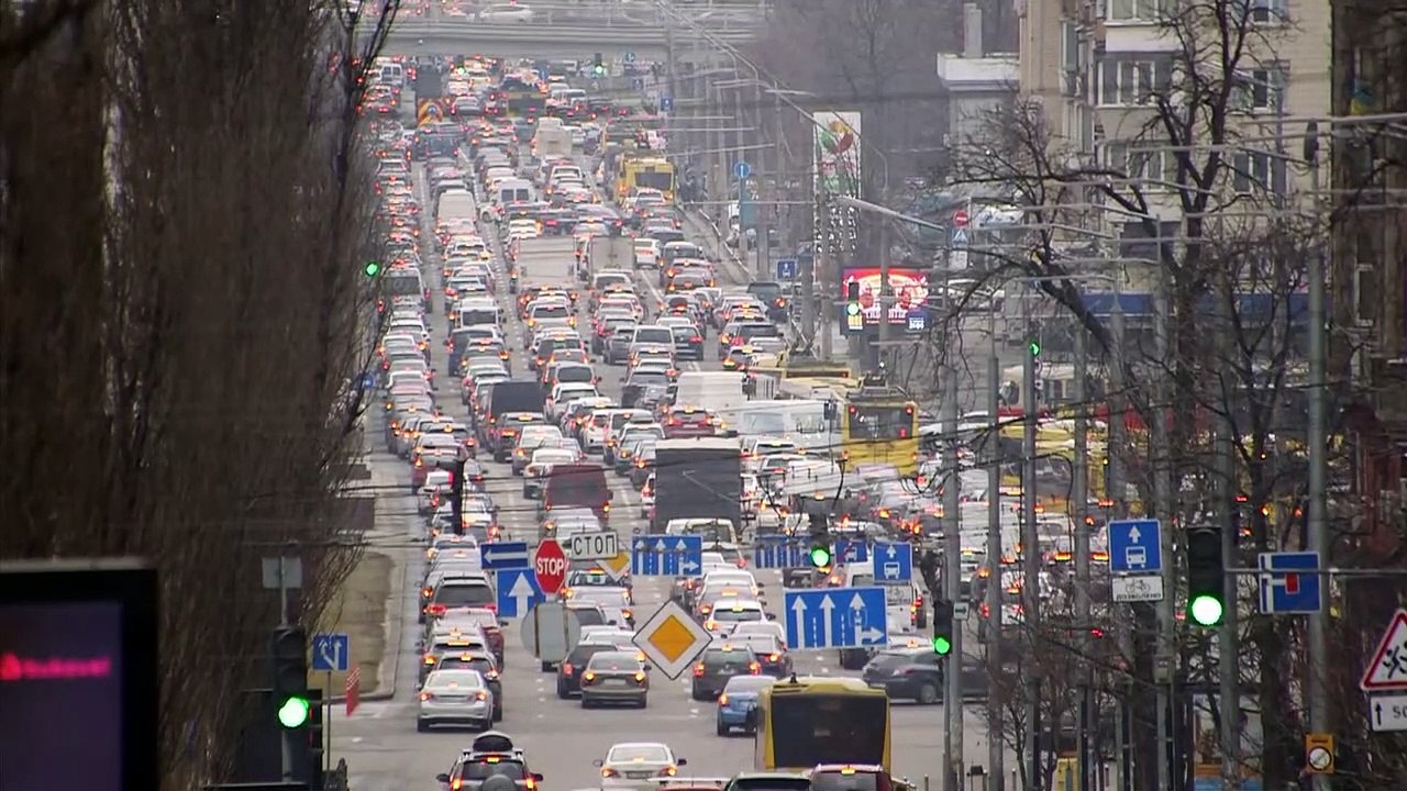 Ukraine: Sirenen und Explosionen - Menschen fliehen aus Hauptstadt Kiew