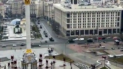 Video herunterladen: Las fuerzas rusas entran en la región de Kiev y atacan un aeropuerto militar clave