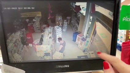 Vídeo mostra homem realizando furto em farmácia na Região Central