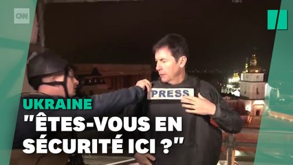 À Kiev, ce reporter de CNN enfile son gilet pare-balles en direct