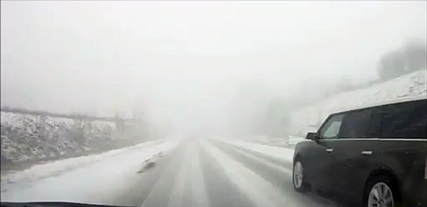 Ce conducteur réussit l'impossible et évite le pire sur une route enneigée... très bon reflexe