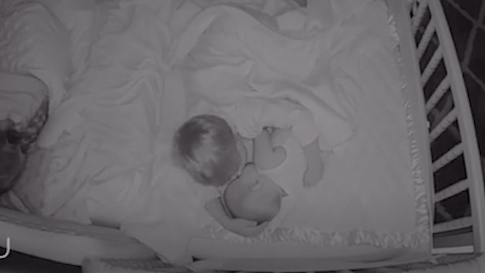 Un petit garçon de 4 ans se lève pendant la nuit pour veiller sa petite  sœur de 7 mois qui dort - Vidéo Dailymotion