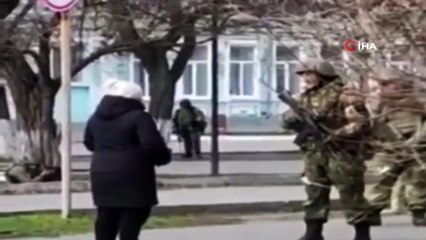 Ukraynalı kadından Rus askere: “Silahları bombaları bırakın”