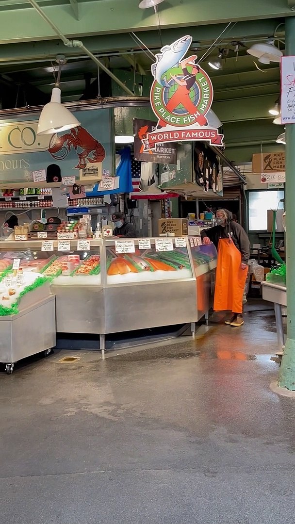 ⁣Employees Toss Fish at Seattle Fish Market