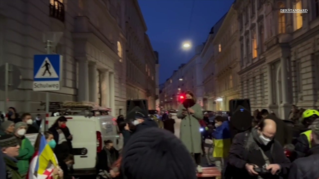 Demonstrierende versammeln sich vor der russischen Botschaft in Wien