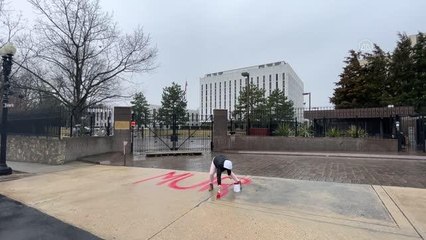 WASHİNGTON - Rusya'nın Washington Büyükelçiliğinin girişine İngilizce "katil" yazan gösterici gözaltına alındı