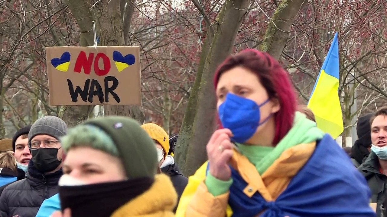 'Stoppt diesen Wahnsinn': Antikriegs-Demos in Europa