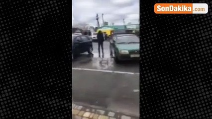Ukrayna'dan korkunç görüntüler: Rus tankları önlerine çıkan otomobilleri eze eze geçti
