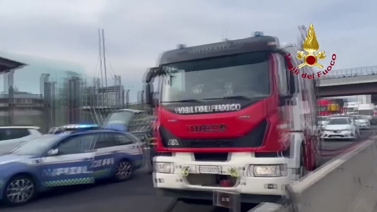 Incidenti stradali: incendio dopo scontro Tir-auto, 2 morti