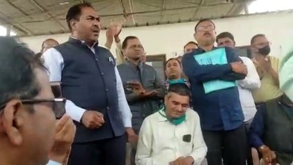 आश्वासन के बाद धरना स्थगित