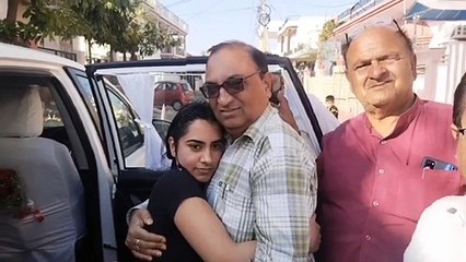 युक्रेन से घर पहुंची बेटी तो छलक पड़े आंसू, देखें वीडियो...