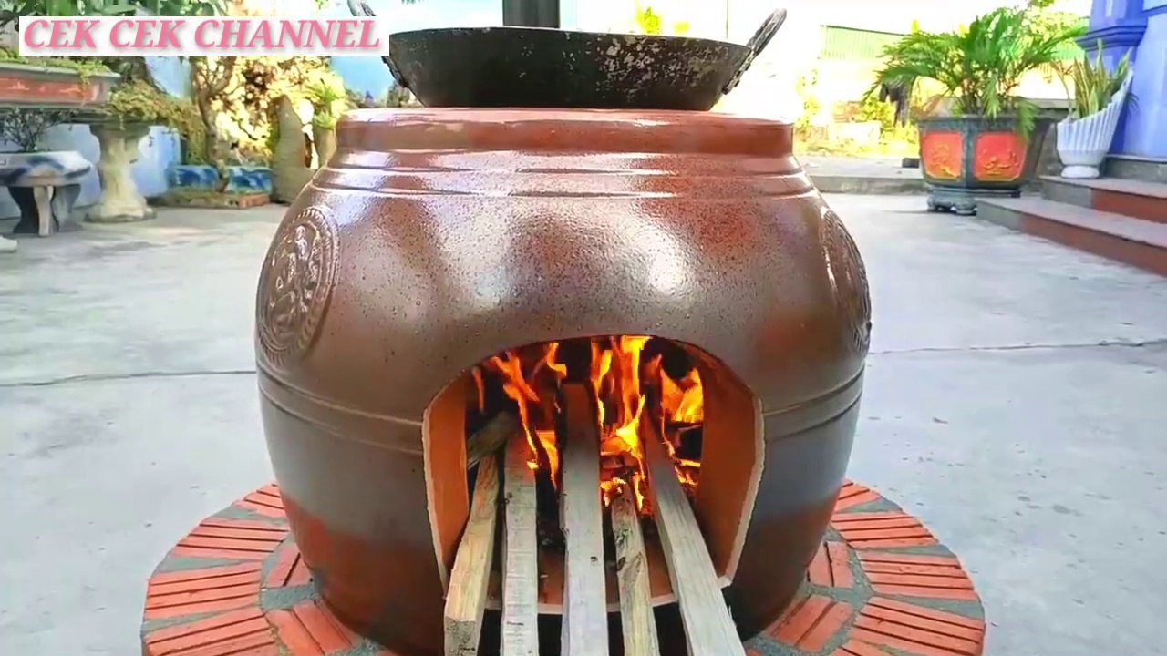 Tungku kayu balar dari gentong pecah