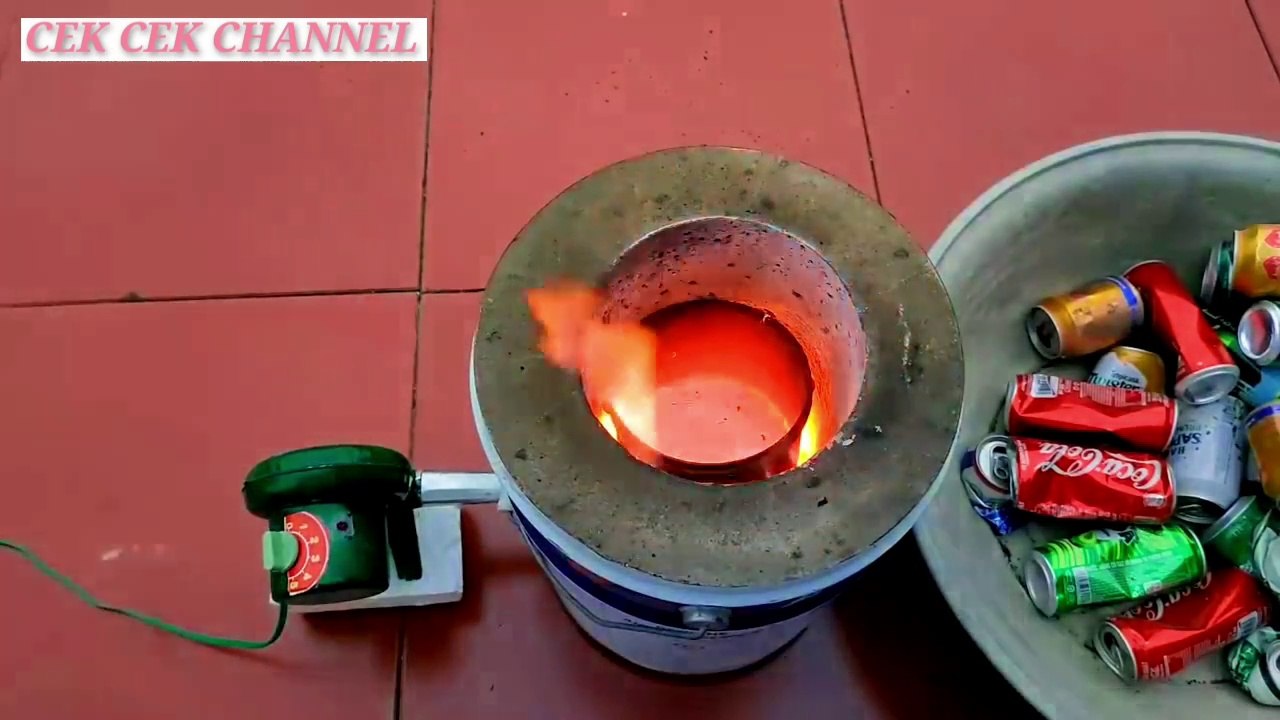 Kompor kayu bakar memasak dan melelehkan alumunium