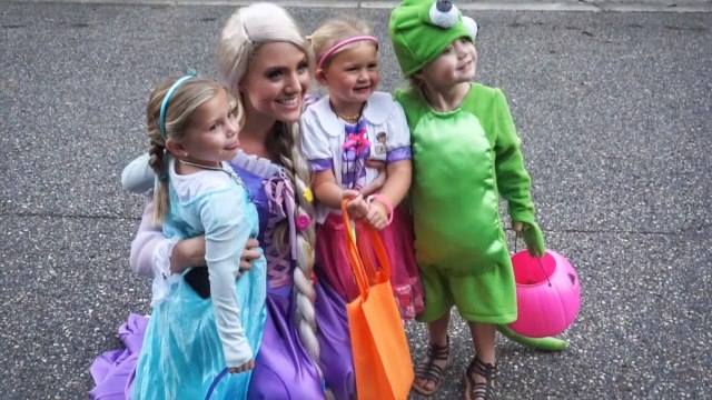 FIRST TIME TRICK OR TREATING TOGETHER!! (CUTEST COSTUMES EVER) COLE, SAVANNAH, AND EVERLEIGH