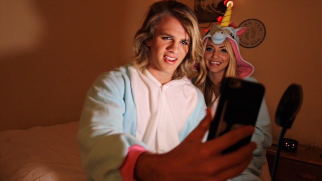 GIRLFRIEND DOES BOYFRIENDS MAKEUP! (CRAZY FACE SWAP!!) COLE & SAVANNAH