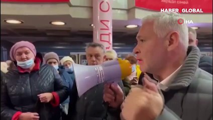 Rus saldırılarından korkan Ukraynalılar geceyi metro istasyonlarında geçiriyor