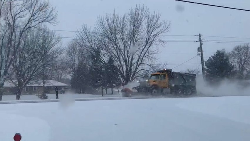 Snow Strikes Chicago After A Wild Weather Week Video Dailymotion