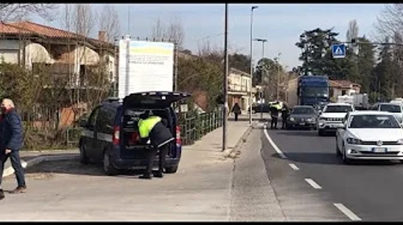 Attraversa sulle strisce: donna falciata da un'auto