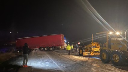 Kaza yapan TIR yolu kapattı, kilometrelerce kuyruk oluştu