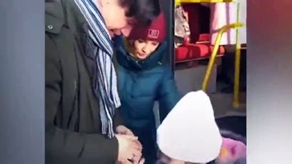 Savaşa giden Ukraynalı babanın kızına attığı son bakış yürekleri sızlattı!