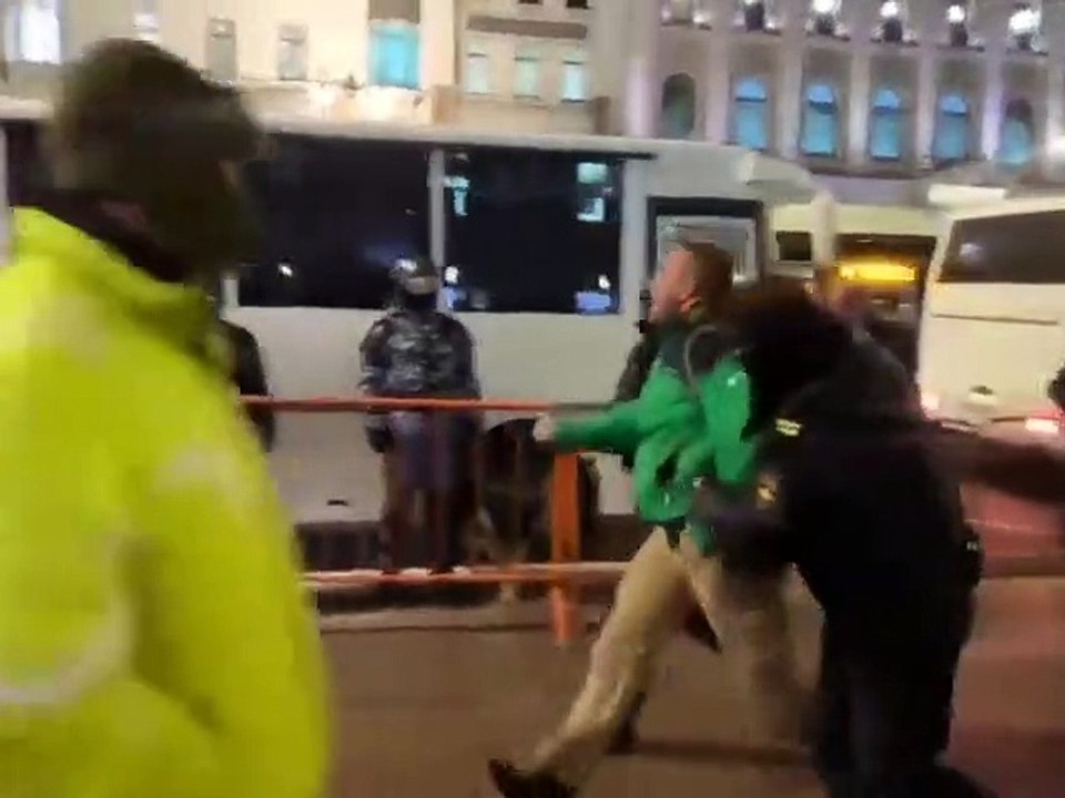 Rusya'da gözaltına alınan savaş karşıtı gösterici: "Beni tutuklamayın, Putin'i tutuklayın"