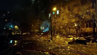 Video, momenti kur raketa ruse shpërthen bllokun e apartamenteve në Kiev, gjithçka bëhet shkrumb e hi