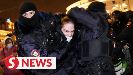Russian police detain anti-war protesters