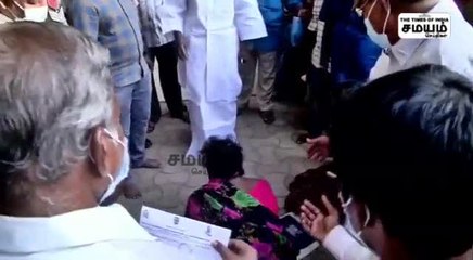 எப்படியாச்சும் கூட்டிட்டு வாங்க ஐயா; முதலமைச்சர் காலில் விழுந்த மீனவ உறவினர்கள்!