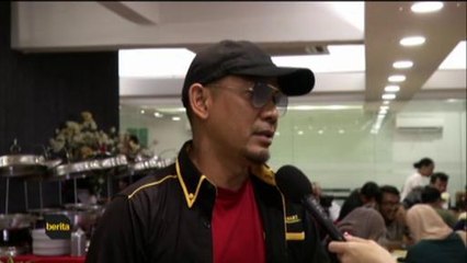 Rosyam Nor beri hadiah kepada pelanggan dan peminat